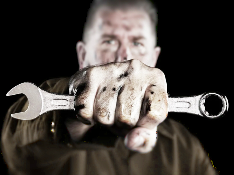 Мужчина с гаечным ключом