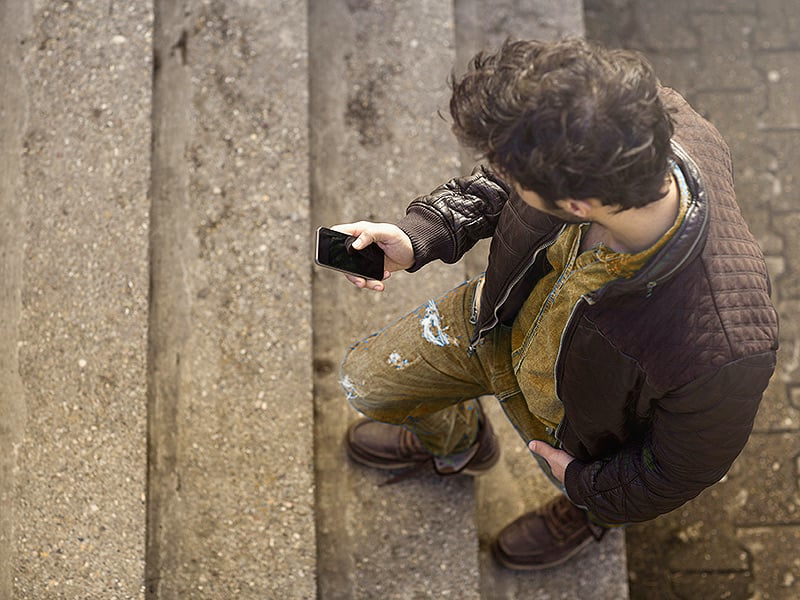 С телефоном в руках